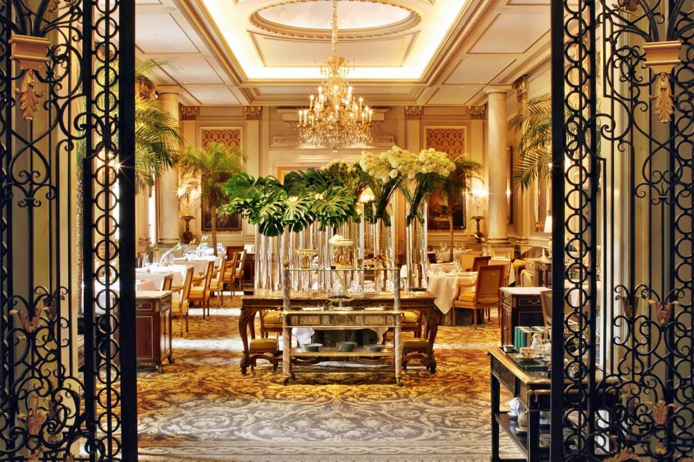 Hotel - Four Seasons Hotel George V Paris